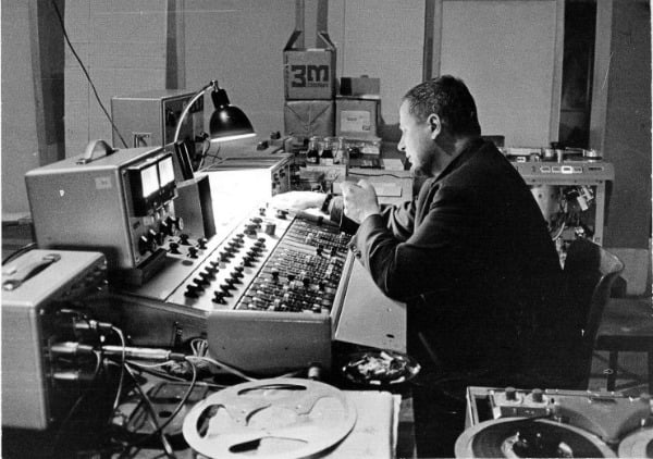 Kolbe at his 3-channel Leonhard Electronics portable tube recording console,
Studer C37 recorder at background / Revox G36 recorder at foreground