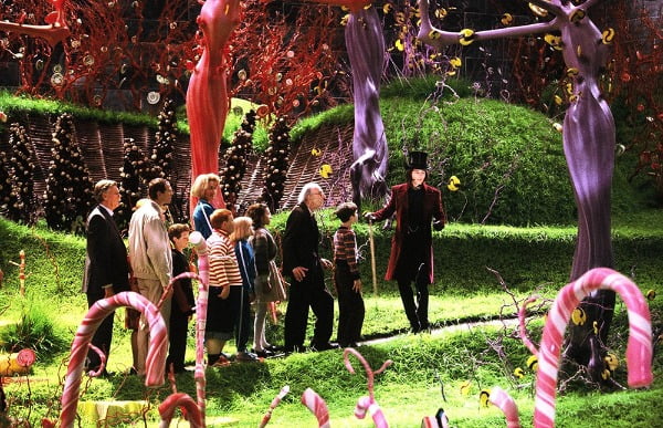 웡카의 초콜릿 공장을 견학 중인 찰리와 아이들 ('찰리와 초콜릿 공장', 2005) (출처: IMDB)