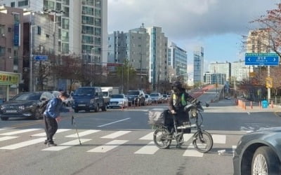 노인에겐 너무 긴 횡단보도…배달기사가 선물한 감동