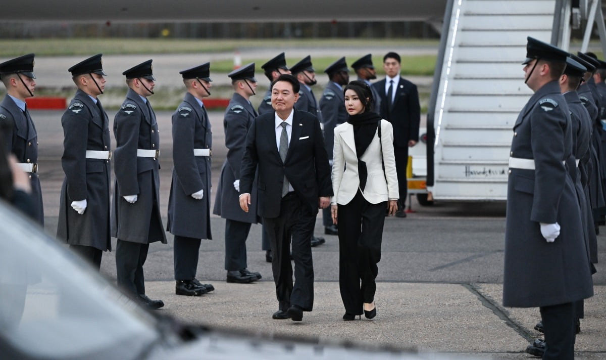 영국을 국빈방문한 윤석열 대통령과 김건희 여사가 20일(현지시간) 영국 런던 스탠스테드 공항에 도착해 이동하고 있다. 연합뉴스