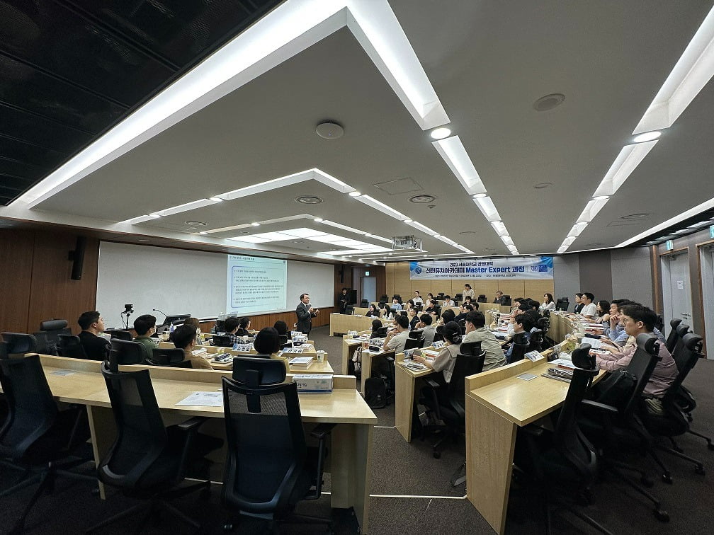 지난 9월 서울대에서 진행된 신한퓨처아카데미 마스터 과정에 참여한 신한은행 직원들이 교육을 받고 있는 모습. 신한은행 제공