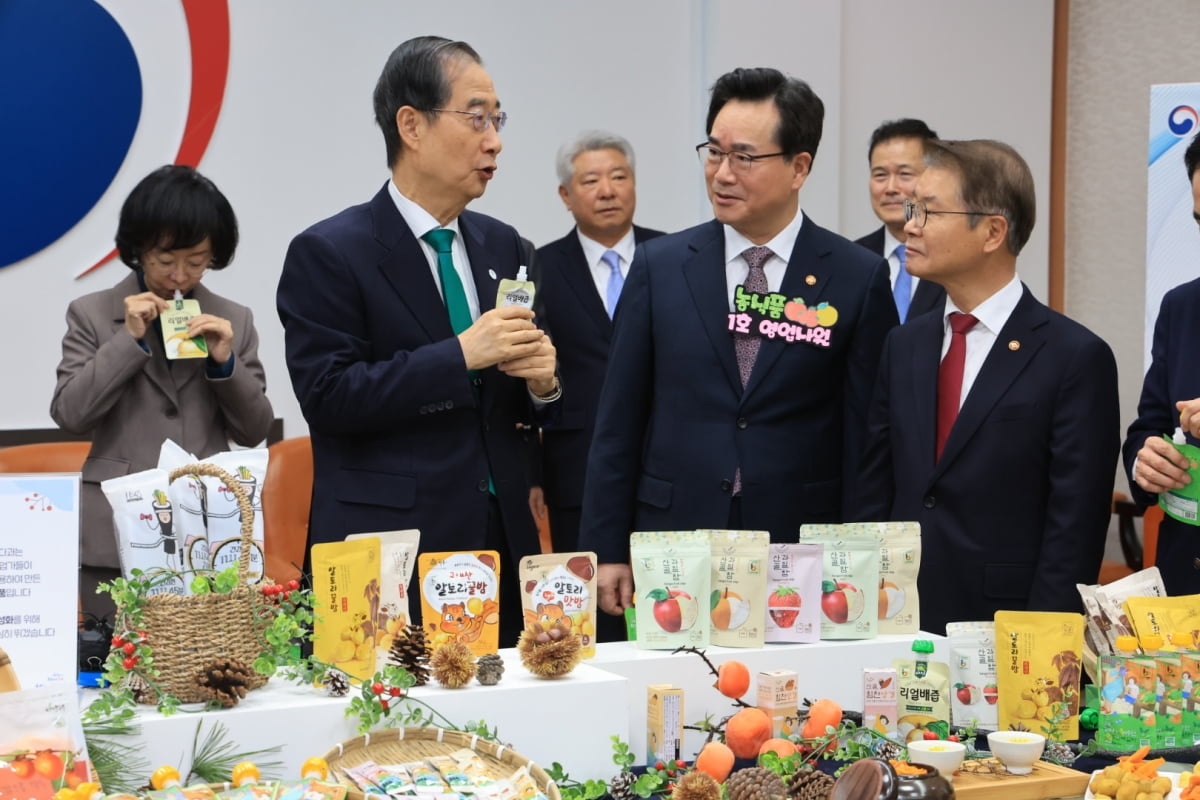 한덕수 국무총리(사진 왼쪽에서 두번째)와 정황근 농림축산식품부 장관(사진 왼쪽에서 네번째)을 비롯한 국무위원들이 21일 정부서울청사에서 열린 카지노 주사위 게임에 앞서 지역 농산물로 만든 식품을 시식하고 있다. 농림축산식품부 제공