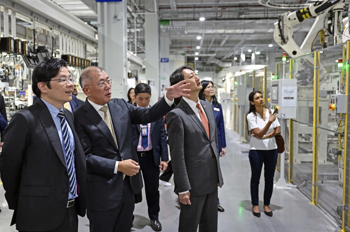 로렌스 웡 싱가포르 부총리와 정의선 현대차그룹 회장이 HMGICS 제조시설을 둘러보는 모습. 사진=현대차그룹 제공.
