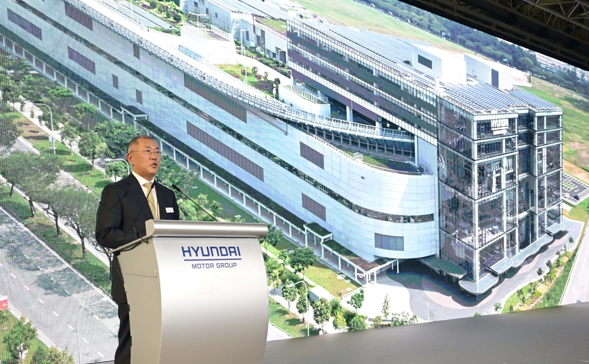 정의선 현대자동차그룹 회장이 싱가포르 글로벌 혁신센터를 소개하고 있다. 현대차 제공