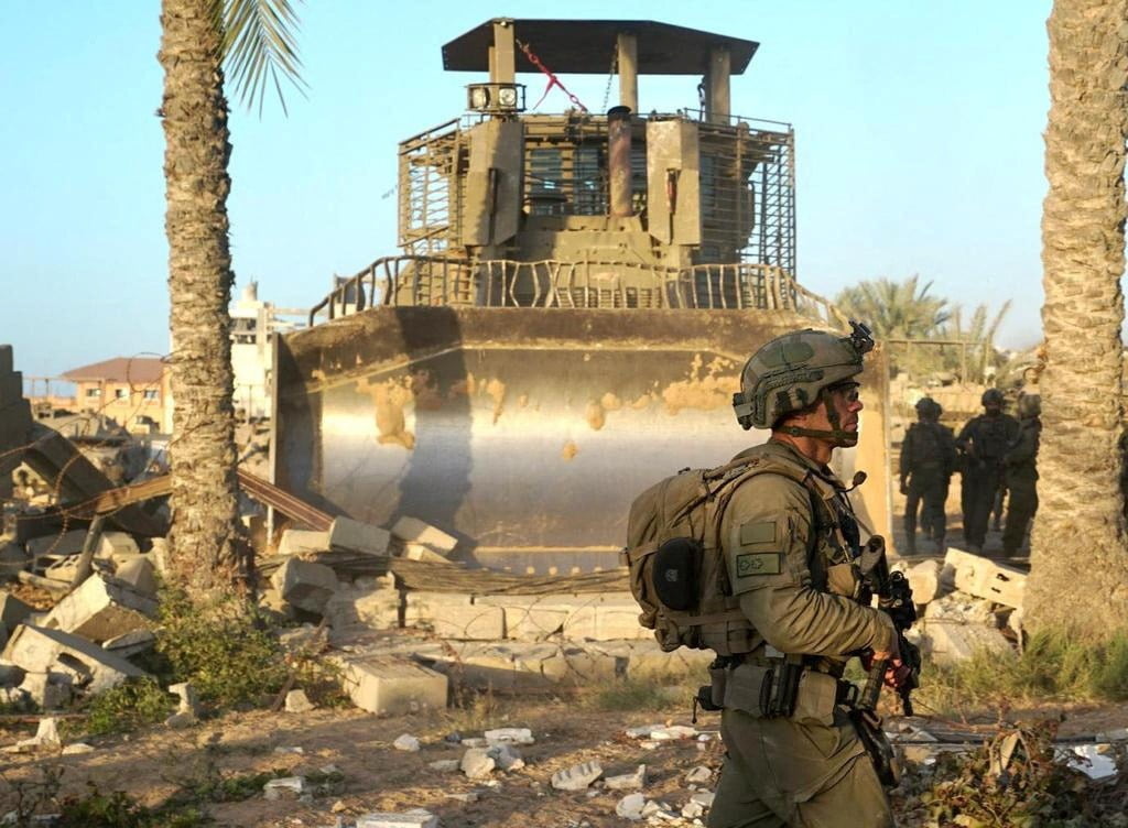 이스라엘방위군(IDF)이 군사 목적으로 사용하고 있는 캐터필러사의 D9 불도저가 건물 잔해를 치우고 있다. 로이터
