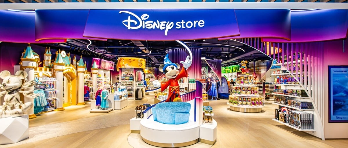 현대백화점은 월트디즈니 컴퍼니 코리아와 손잡고 디즈니 스토어 구매 고객을 대상으로 홍콩 디즈니랜드 경품 이벤트를 연다고 23일 밝혔다. 사진=현대백화점
