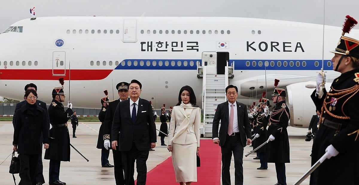 윤석열 카지노 로얄과 부인 김건희 여사가 23일(현지시간) 파리 오를리 국제공항에 도착, 전용기인 공군 1호기에서 내린 뒤 이동하고 있다. 연합뉴스