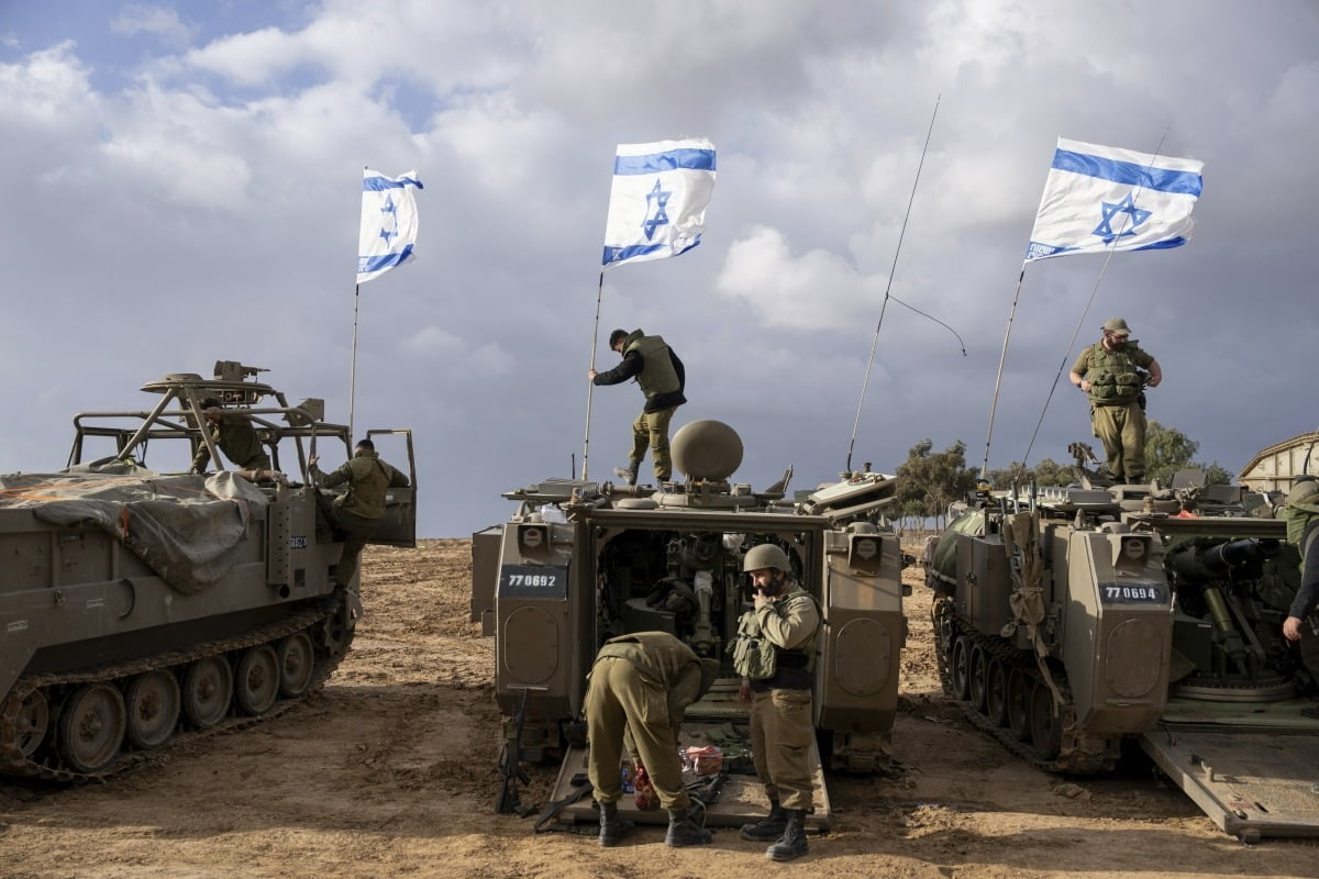 이스라엘 군인들이 지난 20일(현지시간) 가자지구와의 국경에서 장갑차를 정비하고 있다. 사진=AP