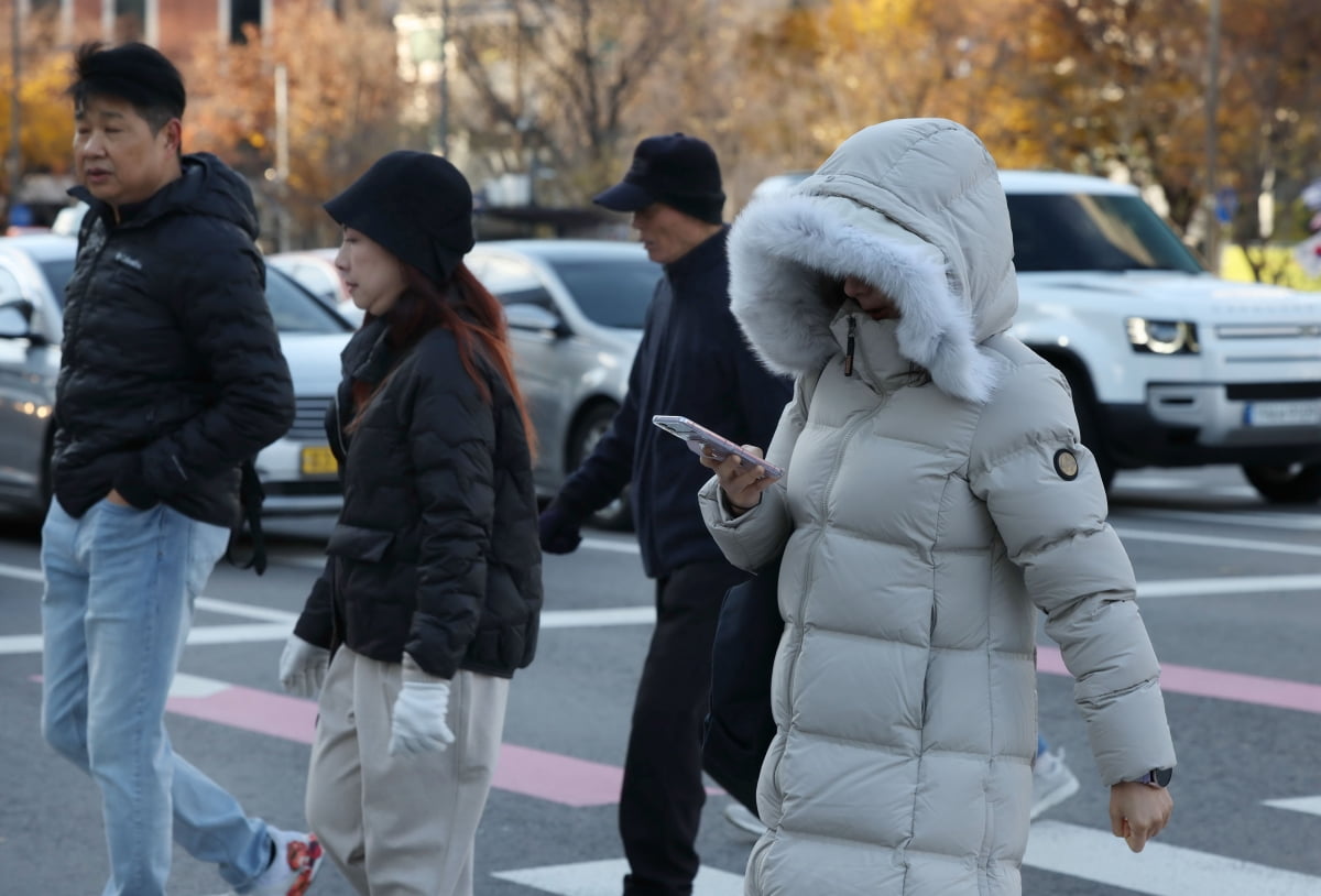 전국에 영하의 강추위가 다가온 지난 24일 오전 서울 종로구 광화문광장 인근에서 시민들이 두터운 옷을 입고 발걸음을 재촉하고 있다./ 사진=김범준 기자