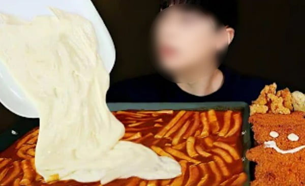 한 인기 먹방 유튜버가 올린 '치즈 듬뿍 떡볶이 먹방' 영상 조회수 288만회를 기록할 만큼 화제를 모았다. / 사진=유튜브 캡처