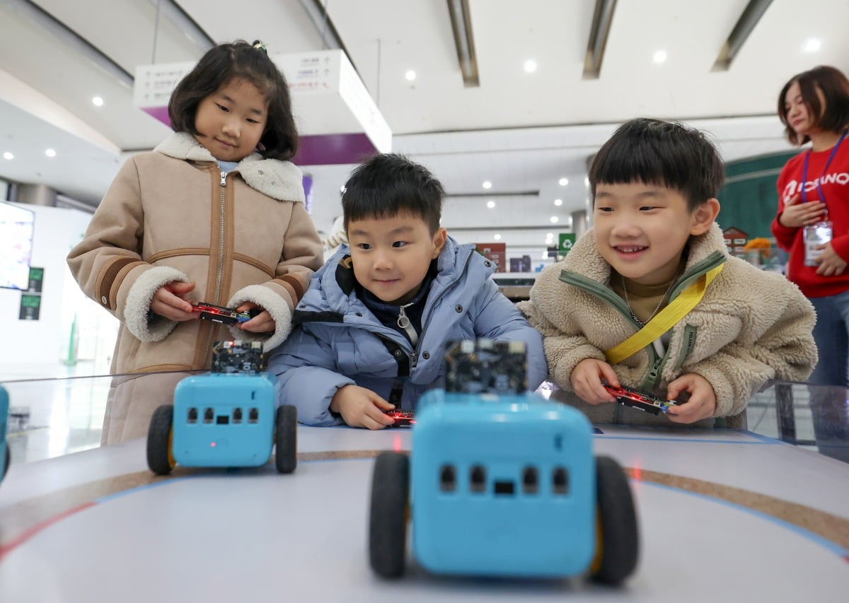 19일 오전 서울 강남구 코엑스에서 열린 제1회 강남 로봇 플러스 페스티벌에서 어린이들이 코딩 로봇 체험을 하고 있다./사진=최혁 기자