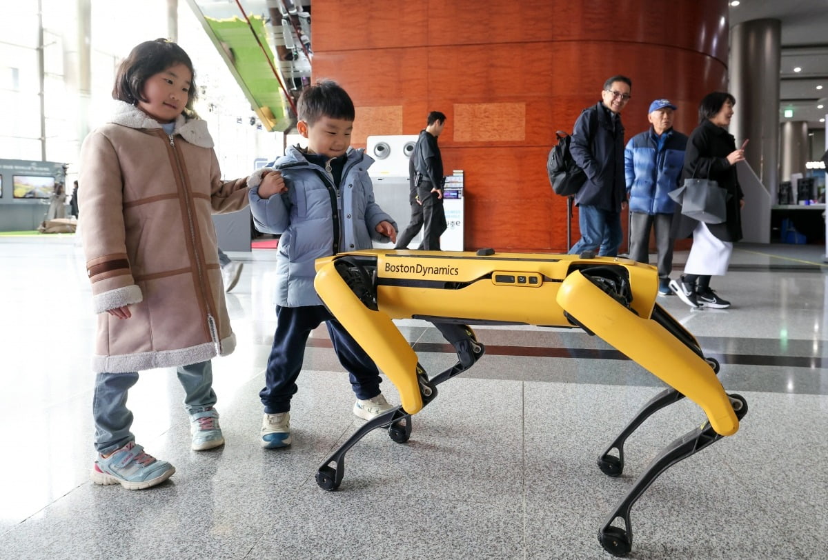 19일 오전 서울 강남구 코엑스에서 열린 제1회 강남 로봇 플러스 페스티벌에서 어린이들이 로봇개와 인사를 하고 있다./사진=최혁 기자