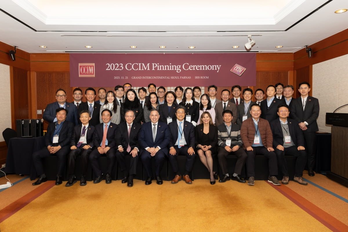 2023 CCIM 핀 수여식. 앞줄 왼쪽에서 다섯번째가 David Schnitzer CCIM글로벌 회장, 여섯번째가 원영수 CCIM한국협회 회장