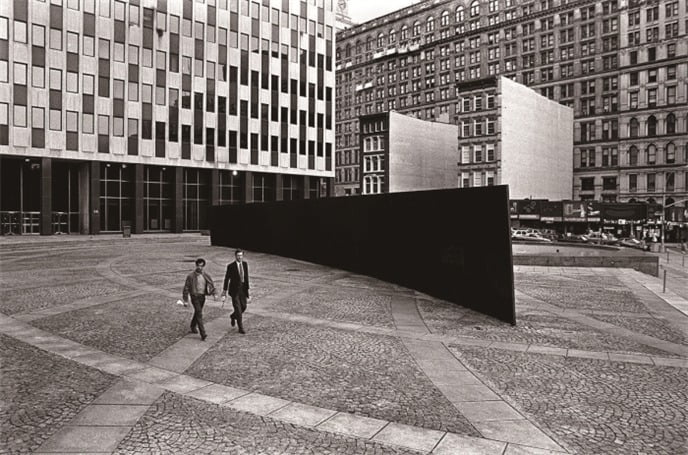리처드 세라, ‘기울어진 호’, 1981, 강철, 3.65×36.5m, 미국 뉴욕 연방청사 광장.<출처=anotamanuscrita.com>