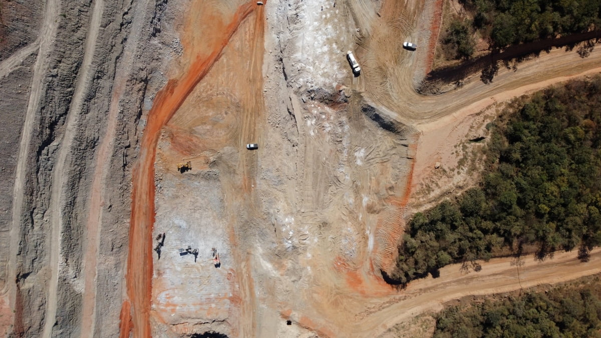 지난 4월 브라질 미나스제라이스주 이팅가 그로타 두 시릴로 광산에서  시그마리튬코퍼레이션 직원들이중장비를 이용해 리튬을 채굴하고 있다. 로이터