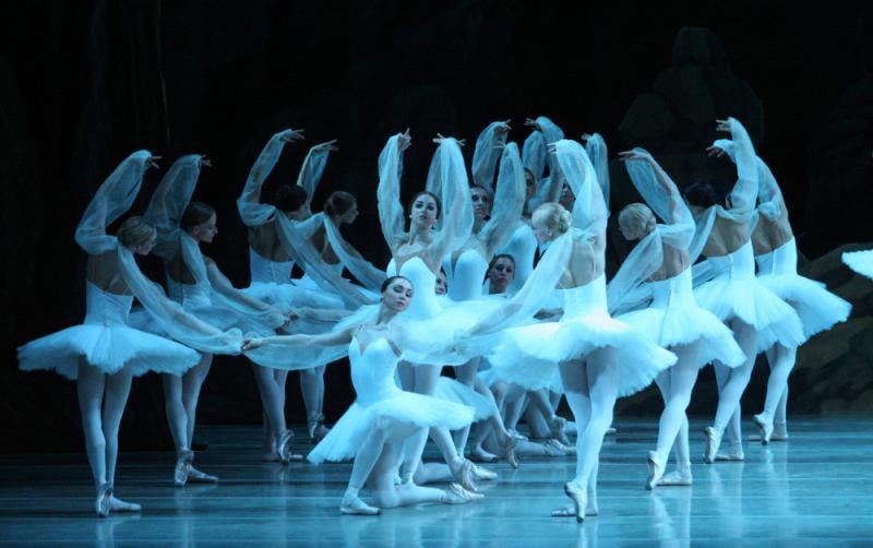 <라바야데르> 3막 ‘망령들의 왕국’ 중 쉐이즈 군무 장면, photo by Natasha Razina @Mariinsky Ballet