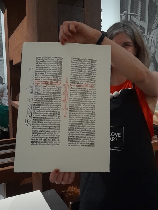 국립 프랑스 미술관 큐레이터가 구텐베르크의 인쇄기로 성경을 직접 인쇄해서 보여주었다. 