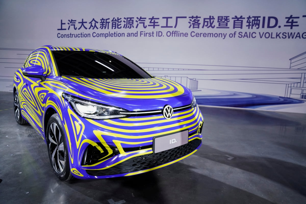 2019년 11월 중국 상하이에서 열린 폭스바겐-상하이자동차(SAIC)의 전기차 공장 준공식에서 폭스바겐 전기차가 전시돼있다. 폭스바겐-SAIC는 독일 폭스바겐과 중국 상하이자동차의 현지 합작사다. 로이터
