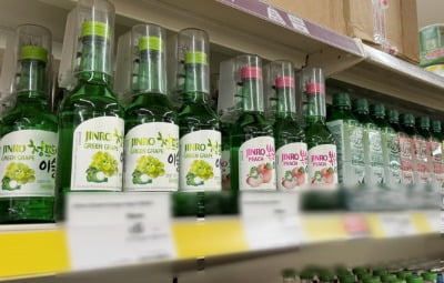 英 슈퍼마켓 매대 채운 K과일소주…하이트진로 "현지인 음용 확대"
