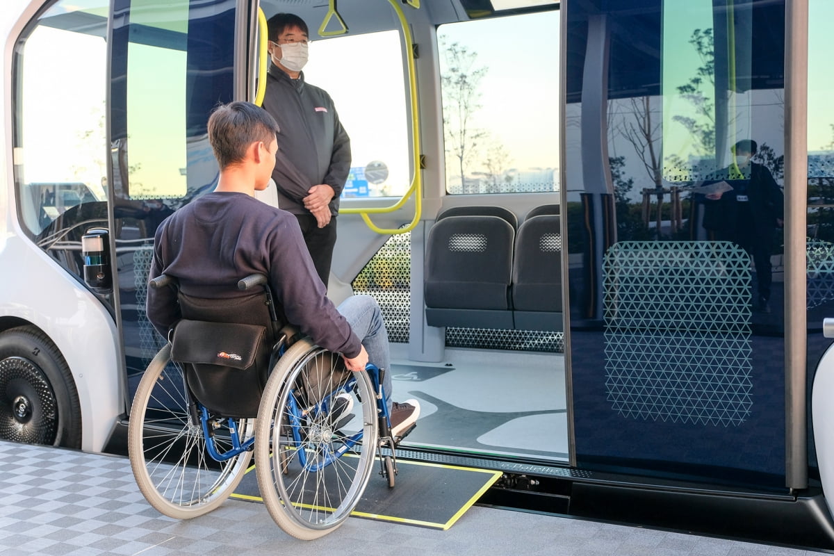 휠체어를 이용해 도요타 목적기반차량(PBV)에 탑승 중인 모습. 사진=도요타 제공.