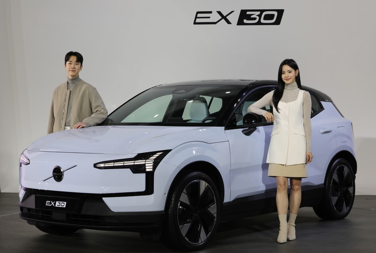 볼보자동차코리아는 28일 서울 동대문디자인플라자에서 순수 전기 SUV 'EX30'를 공개했다. 모델들이 신차를 선보이고 있다./사진=임대철 기자
