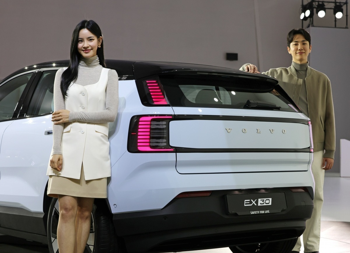 볼보자동차코리아는 28일 서울 동대문디자인플라자에서 순수 전기 SUV 'EX30'를 공개했다. 모델들이 신차를 선보이고 있다./사진=임대철 기자