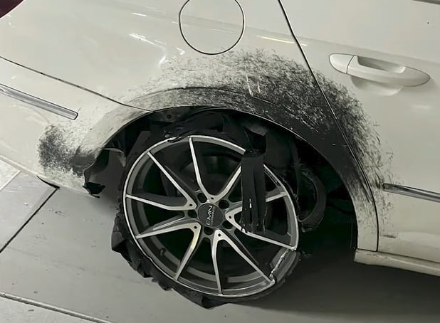 뒷바퀴가 심하게 훼손된 A씨 차량의 모습. /사진=경찰청 공식 유튜브 '경찰청' 캡처