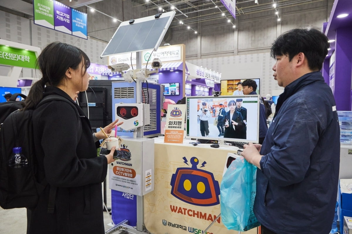 경남대 관계자가 지난 8일 대전컨벤션센터에서 열린 ‘2023 산학협력 엑스포’에서 쓰레기 무단투기 방지기술을 시연하고 있다. 한국연구재단 제공