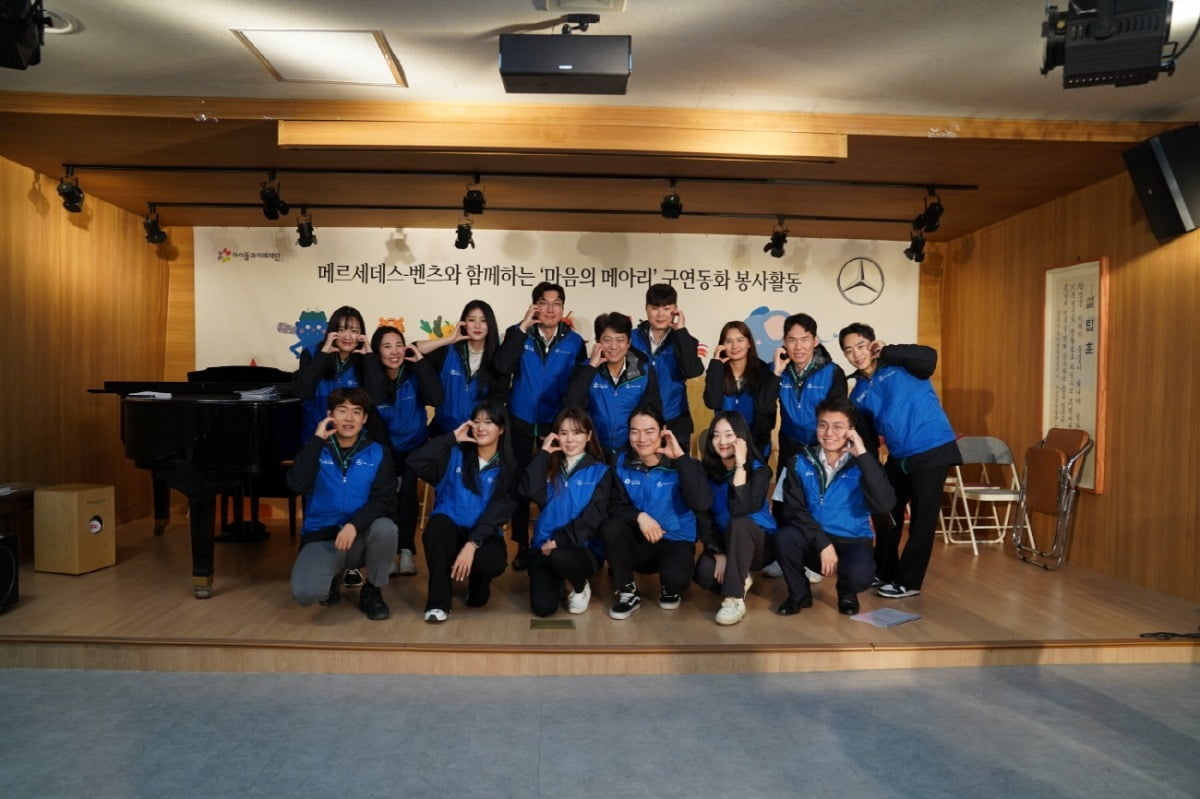 인천 혜광학교에서 구연동화 봉사활동을 진행한 더클래스 효성 임직원 모습. 더클래스 효성 제공