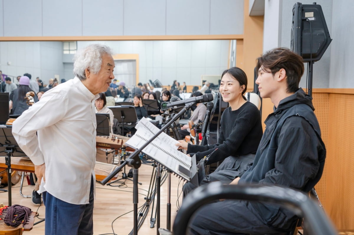 '세종의 노래, 월인천강지곡'의 작곡가 겸 지휘자  박범훈(왼쪽)이 세존 역의 김준수(오른쪽)와 작품에 대해 이야기하고 있다. 국립극장 제공  