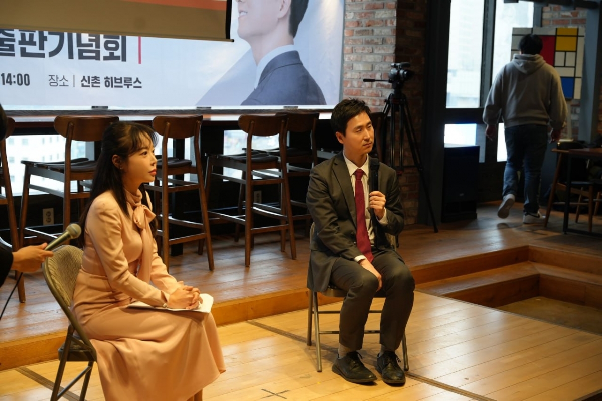김기흥 전 대통령실 부대변인이 독자들과 질의응답을 하는 모습