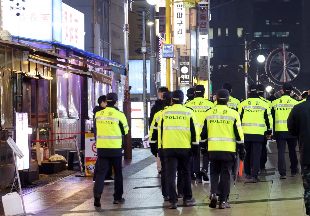 예산 문제로 골머리를 앓는 경찰이 타 시도경찰청 정품 슬롯사이트로 '돌려막기'한다는 불만이 커지고 있다. 사진은 2024학년도 대학수학능력시험이 끝난 지난 16일 오후 인천 구월동에서 경찰관들이 순찰을 하는 모습. /사진=연합뉴스