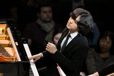 “톱스타보다 임윤찬”…19세 피아니스트가 ‘보디가드’까지 대동하는 이유