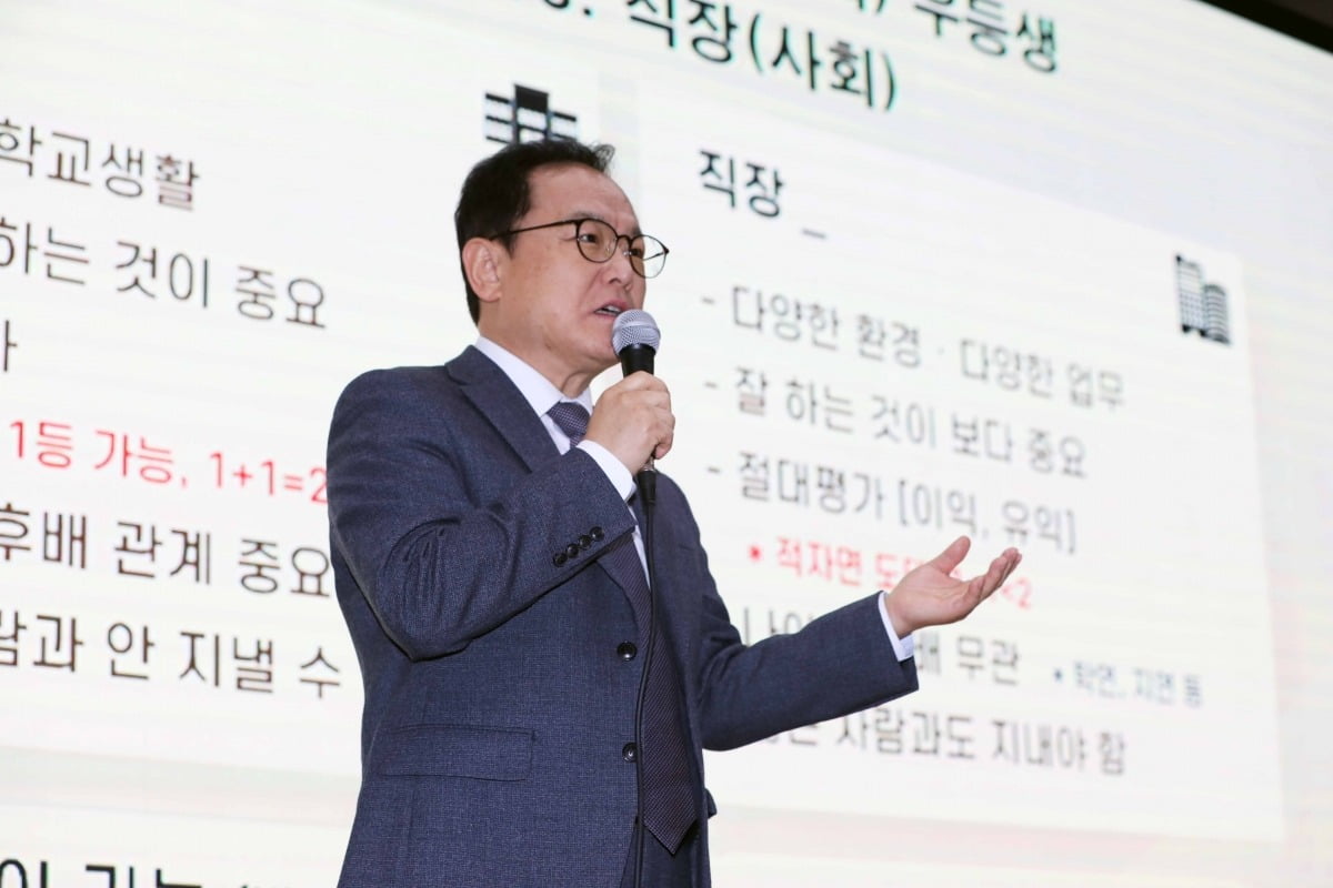 김승호 인사혁신처장이 28일 '찾아가는 공직박람회'가 열린 서울 광진구 건국대학교를 방문해 재학생을 대상으로 '취업 현장의 인재상' 특강을 하고 있다. / 사진=인사혁신처 제공