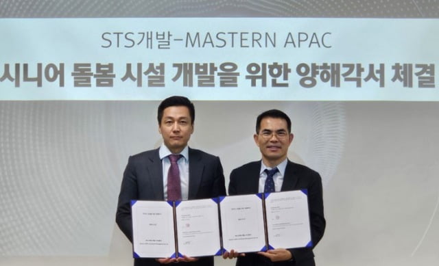 황영관 STS개발 부사장(오른쪽)이 양병우 마스턴APAC 상무와 시니어 돌봄시설 개발을 위한 양해각서를 체결하고 있다. STS개발 제공