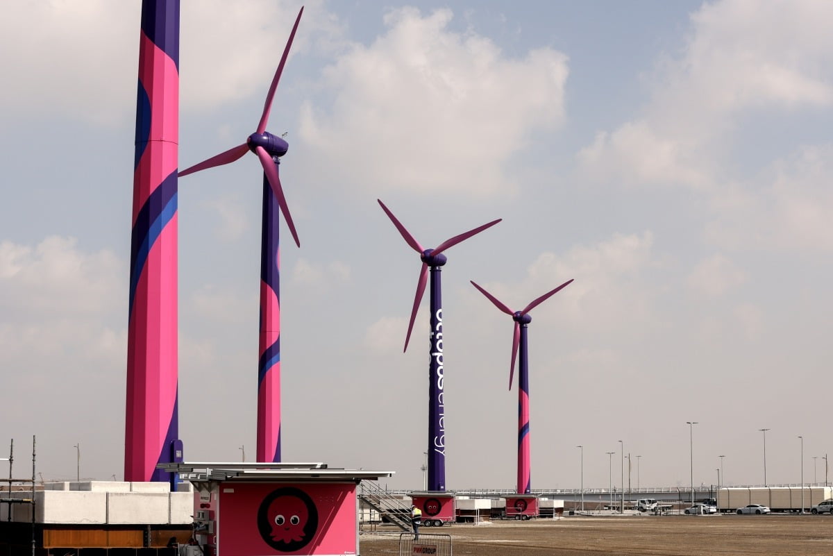 29일(현지시간) 유엔기후변화회의(COP28) 개최지인 아랍에미리트(UAE) 두바이에서 재생에너지기업 옥토퍼스에너지가 설치한 풍력발전기가 가동되고 있다.  /EPA