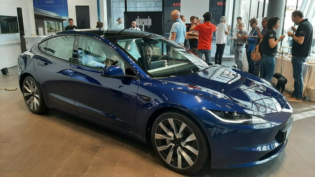 지난 9월 이탈리아에 있는 한 테슬라 전시장에서 고객들이 모델3 업데이트 버전 '하이랜드'를 살펴보고 있다. 이 차량은 중국 기가상하이에서 생산됐다. /Tesla Club Italy X