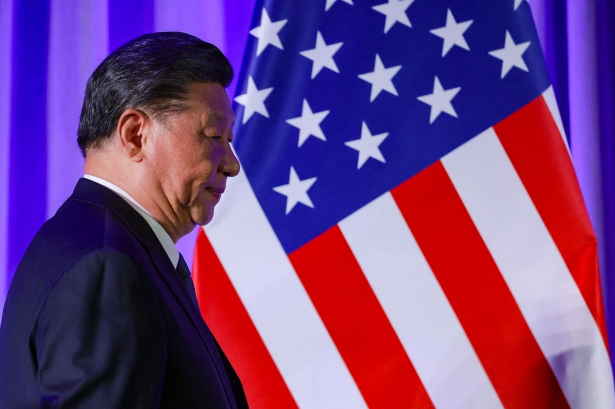 시진핑 중국 국가주석이 지난달 15일 미국 샌프란시스코에서 개막한 아시아태평양경제협력체(APEC) 정상회의를 계기로 열린 '중국 고위급 지도자 행사'의 연설을 하기 위해 들어서고 있다. 이 만찬엔 미국 정재계 거물급 인사들이 다수 참석했다. /AFP