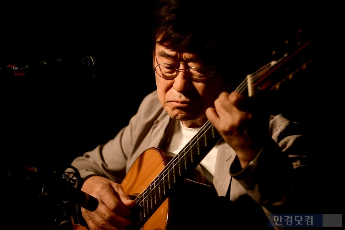 [포토] 김창완, '기타에 기대'