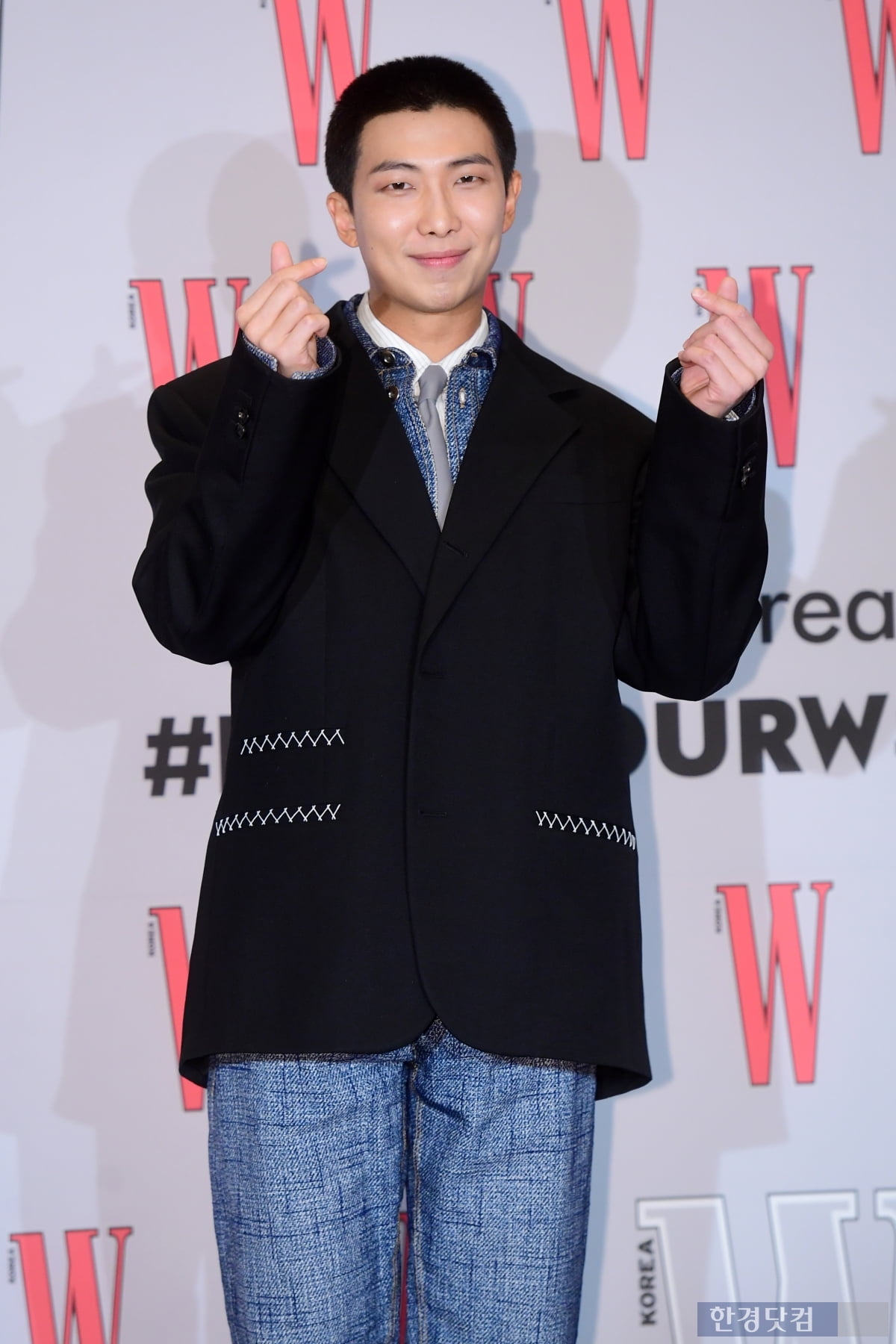 [포토] BTS RM, '멋진 미소로 손가락 하트~'