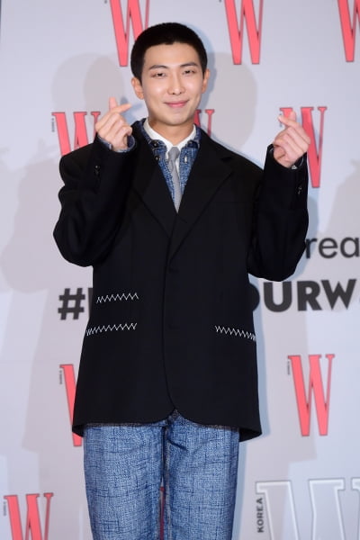 [포토] BTS RM, '멋진 미소로 손가락 하트~'