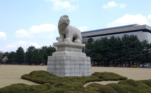 국회의사당을 지키고 있는 해태상, 이순석의 작품이다.