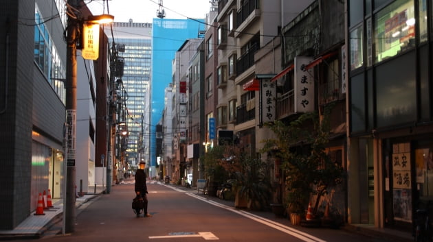 간다 뒷골목의 미마스야, 영업 전이라 불이 꺼져있다. / JAPAN NOW