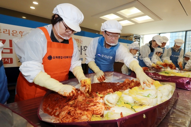 우리은행 임직원·가족, 직접 김장 담궈 독거노인, 저소득 가정에 전달&#13;