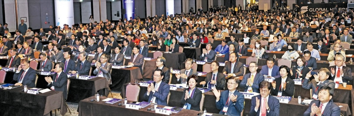 ‘글로벌인재포럼 2023’이 1일 서울 광장동 그랜드워커힐서울에서 막을 올렸다. 강연장을 가득 메운 청중이 박수로 개막을 축하하고 있다.  /강은구 기자 