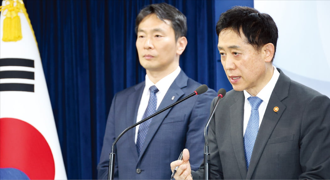 금융위원회는 시장 불확실성이 커지면서 6일부터 내년 6월 말까지 공매도를 전면 금지한다고 5일 발표했다. 김주현 금융위원장(오른쪽)과 이복현 금융감독원장이 정부서울청사 브리핑룸에서 관련 내용을 설명하고 있다. 강은구 기자