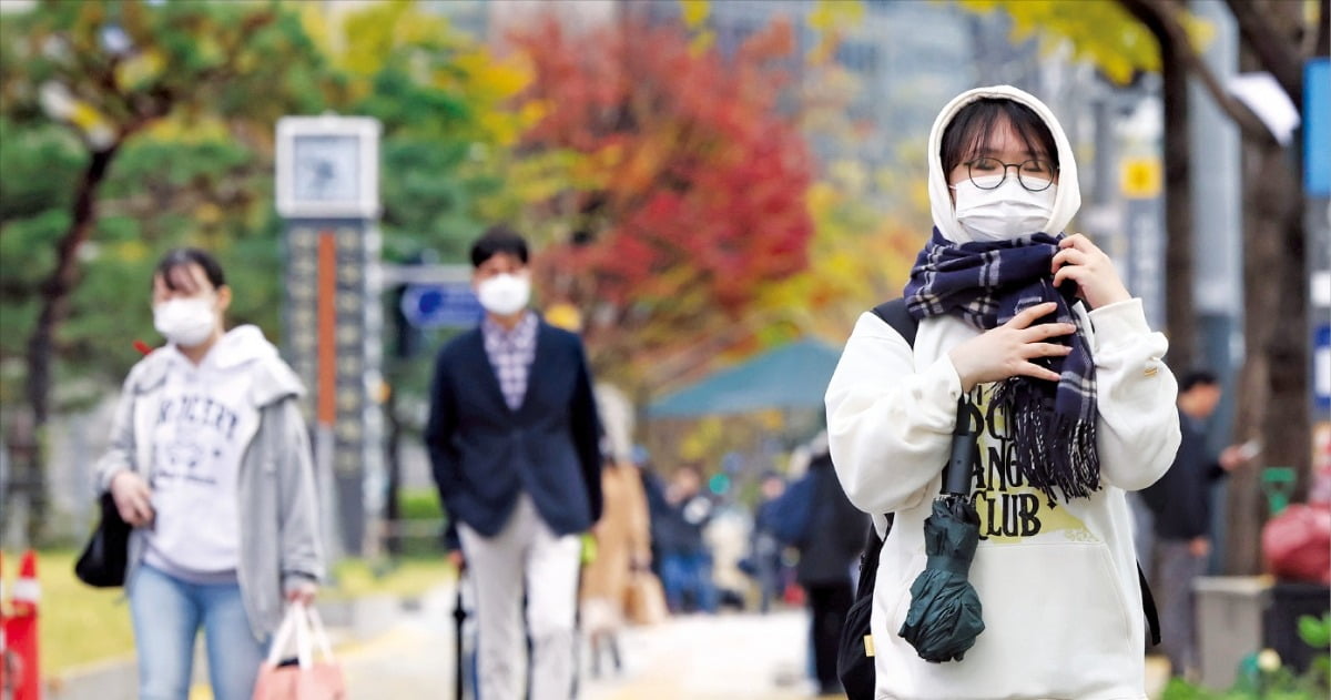 < 외출할 때 따뜻한 외투 준비하세요 > 전국에 강풍을 동반한 비가 내린 6일 시민들이 서울 중구 서울시청 광장 인근에서 발걸음을 재촉하고 있다. 기상청은 7일 기온이 전날보다 최소 10도 이상 떨어질 것으로 우려되는 서울 북부·경기도 16개 지역에 한파주의보를, 강원 17개 시·군에는 한파경보를 이날 오후 9시부로 발령했다.  김범준 기자 