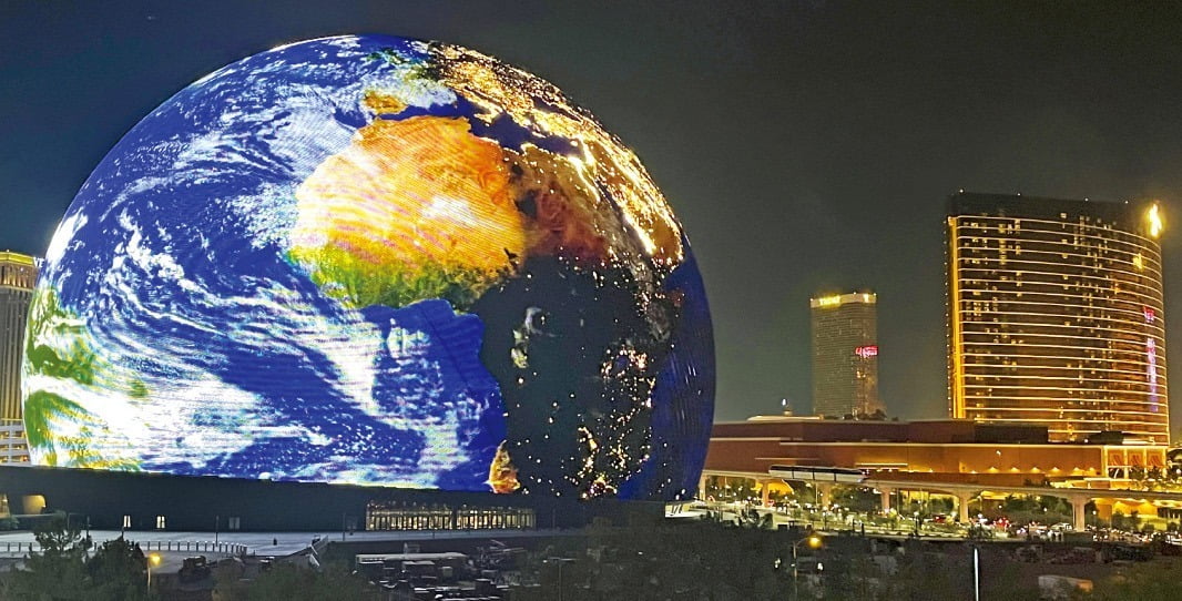 미국 라스베이거스에 있는 초대형 구(球) 모양 공연장인 ‘스피어’ 외벽에 발광다이오드(LED)로 지구를 형상화한 영상이 재생되고 있다. /AP연합뉴스 