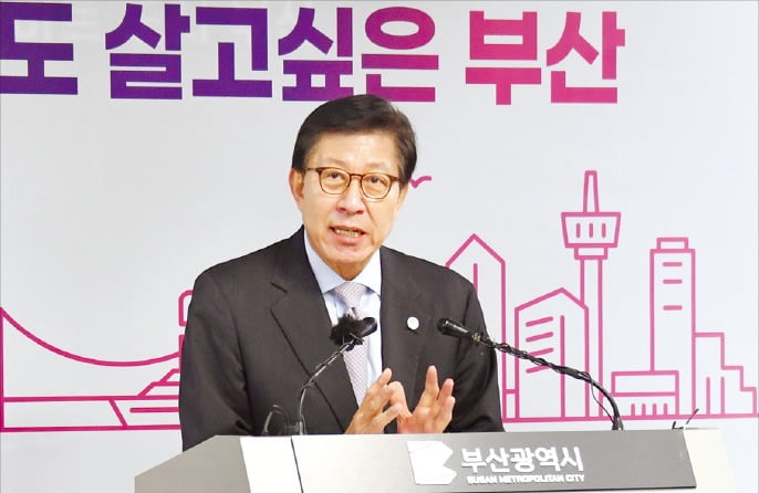 박형준 부산시장이 9일 부산시청 브리핑룸에서 내년도 예산안을 설명하고 있다.  /부산시 제공 