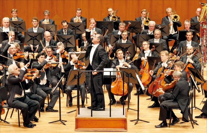 빈 필하모닉 오케스트라는 지난 8일 공연에서 베토벤과 브람스 교향곡을 들려줬다.  최혁 기자 